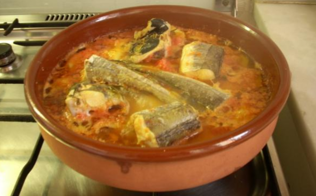 guiso de pescado en salsa de cebolla ajo y pimentón