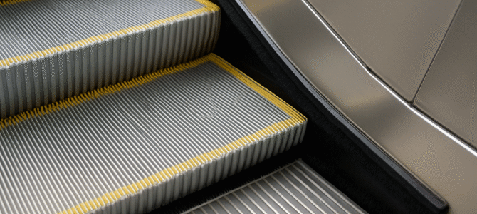 ¿Qué es eso que siempre ves en una escalera mecánica? Parece un poco inútil