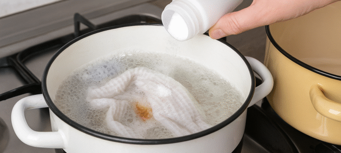La dejas en remojo, esperás solo 5 minutos y la vieja olla esmaltada brilla como nueva.
