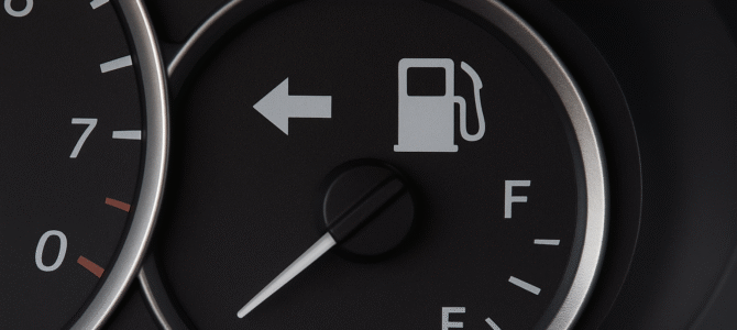 ¿Por qué existe esa flecha en el tablero del auto junto al indicador de combustible?