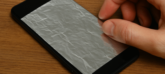 ¿Has pensado alguna vez en cubrir la pantalla de tu móvil con papel de aluminio?