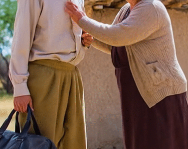 Historia: Dejó a su madre para viajar a la ciudad… sin saber que cuando volviera, todo sería diferente Historia: Dejó a su madre para viajar a la ciudad… sin saber que cuando volviera, todo sería diferente