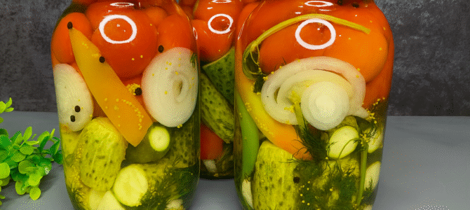 Pepinos y tomates en un mismo frasco para el invierno: lo probé una vez y ahora preparo estas conservas solo con esta mejor receta