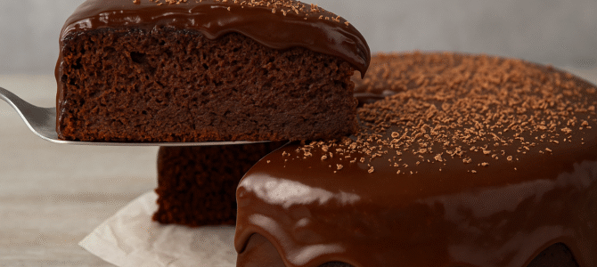 ¡El pastel de chocolate más suave y delicioso! Súper fácil y se derrite en la boca. ¡El pastel de chocolate más suave y delicioso! Súper fácil y se derrite en la boca.