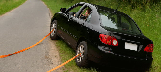 ¿Qué hacer cuando dos ruedas de tu auto caen en una zanja?