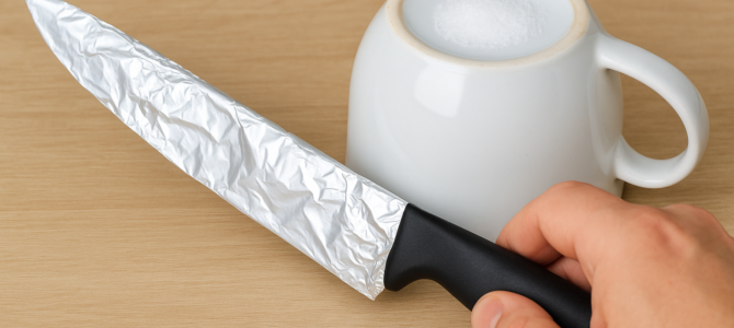 ¡Tus cuchillos nunca volverán a desafilarse con este truco usando papel aluminio!