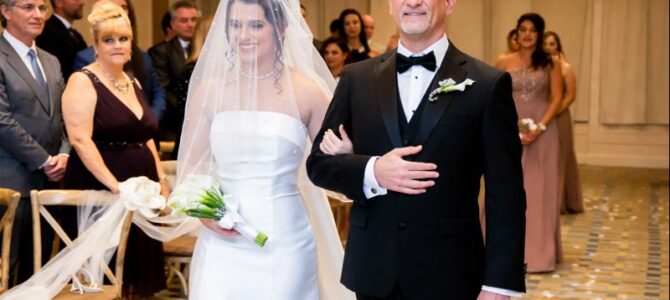 Mis suegros trataron de sacar a mi padre de mi boda porque es un recolector de basura—pero en el momento en que habló, toda la habitación se quedó en silencio.