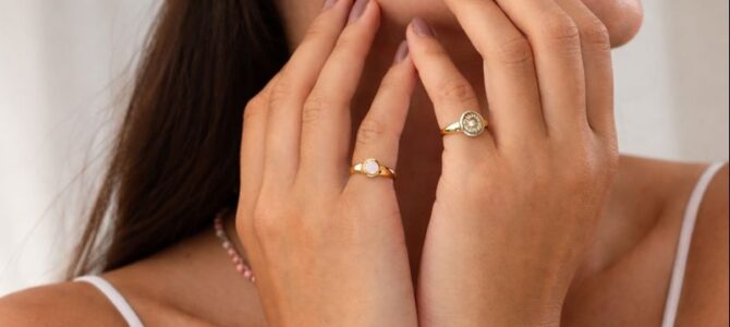 Si ves a una mujer usando un anillo de boda en el meñique, esto es lo que significa Si ves a una mujer usando un anillo de boda en el meñique, esto es lo que significa