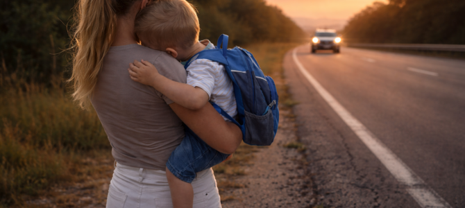 A los diez minutos de viaje, mi esposo frenó en seco y nos dejó en la ruta… y entonces entendí que nada había sido un error