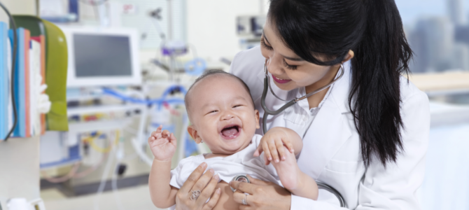 El bebé lloró durante días y los médicos hablaron de cólicos, hasta que su padre notó un detalle clave El bebé lloró durante días y los médicos hablaron de cólicos, hasta que su padre notó un detalle clave