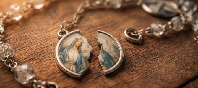 Si una medalla religiosa se rompe sola… muchos creen que no es casualidad.