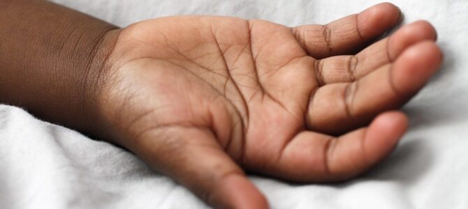 Qué significa que una persona te dé “corriente” al tocarla, según la ciencia