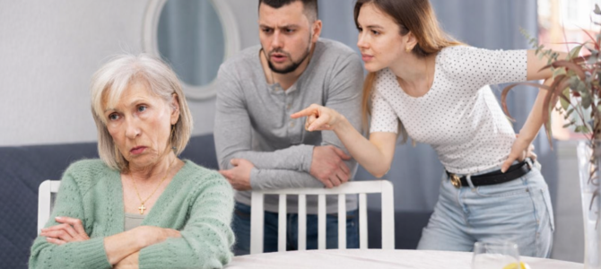 Tras años viviendo con su hijo, la echaron de casa… pero un detalle inesperado cambió por completo la situación