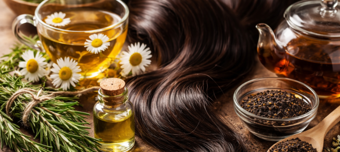 Cómo cuidar el cabello de forma natural con hierbas que pueden mejorar su apariencia.