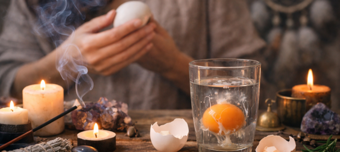 Prácticas tradicionales de limpieza energética con huevo y su significado cultural.