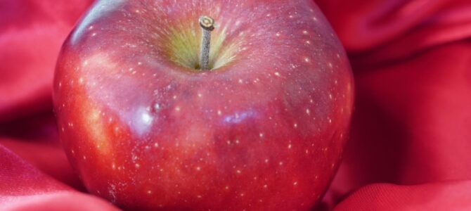 Comer manzana por la noche: qué conviene saber