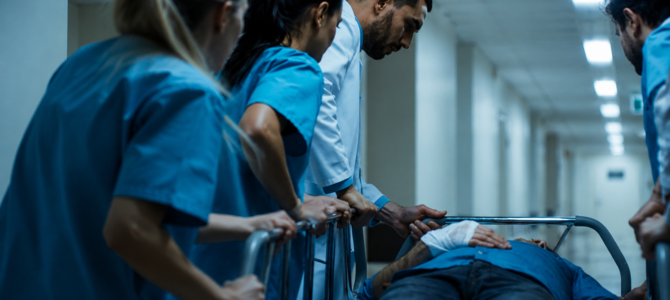Durante mi turno en el hospital ingresaron dos urgencias… y lo que descubrí cambió todo en un instante