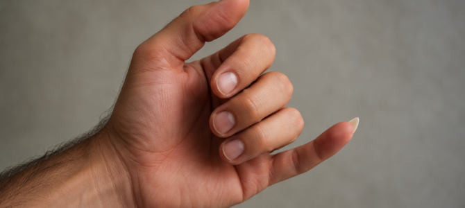 Porque los hombres se dejan la uña del meñique larga