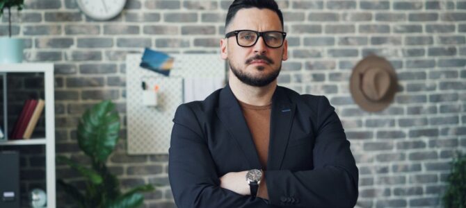 Análisis del lenguaje corporal: Significado de gestos y posturas comunes
