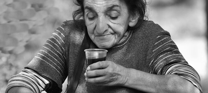 Hidratación en mayores de 70: señales y recomendaciones básicas