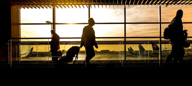 16 beneficios para viajeros mayores de 60 años en aeropuertos y aerolíneas