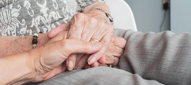 Cómo afrontar la soledad en la vejez: consejos prácticos para adultos mayores que viven solos