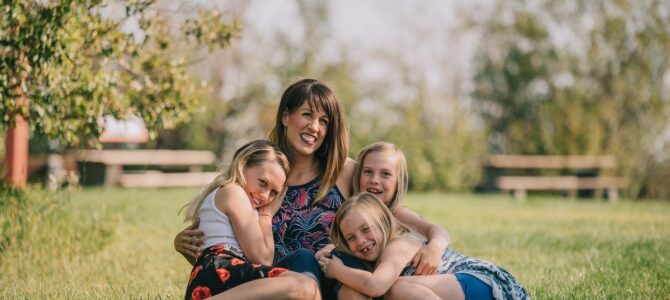 Crié a las tres hijas de mi hermano durante 15 años: el día que regresó, me entregó un sobre que cambió todo
