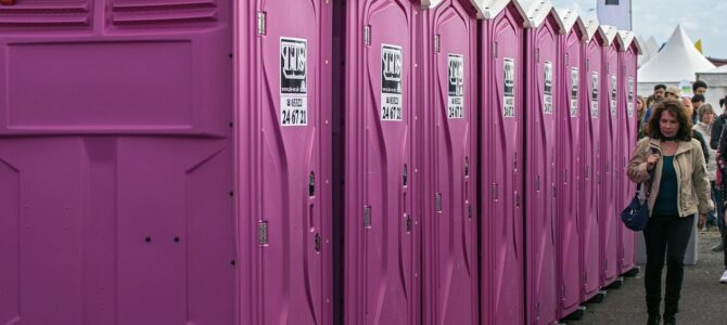 Por qué las puertas de los baños públicos no llegan hasta el piso: razones de diseño