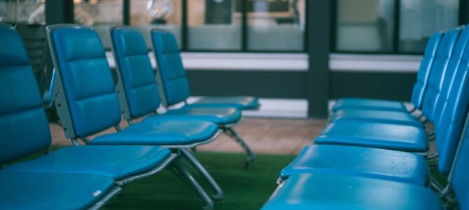 Abandonada en el aeropuerto a los 16 años: cómo una llamada a mi padre cambió mi destino Abandonada en el aeropuerto a los 16 años: cómo una llamada a mi padre cambió mi destino