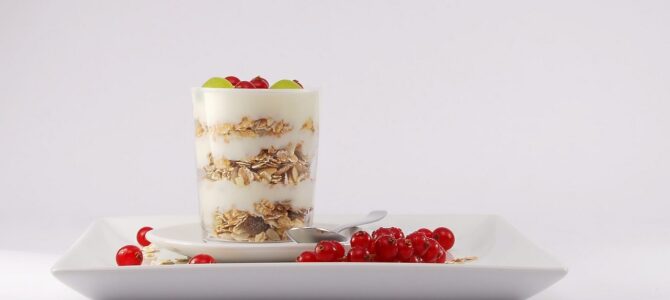 Bizcocho de yogur y limón esponjoso: receta clásica fácil paso a paso