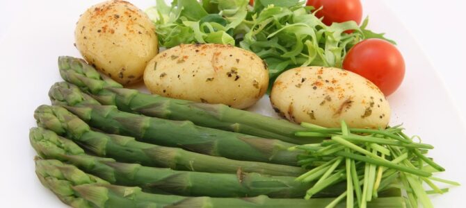 Cena rápida con espárragos verdes: receta sin cocción para preparar en minutos