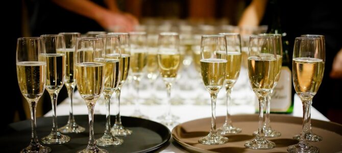 ¿Cuánto vino se debe servir en la copa? La regla de oro del sommelier explicada ¿Cuánto vino se debe servir en la copa? La regla de oro del sommelier explicada