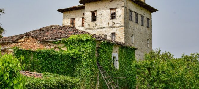 Durante años, mi ceguera protegió su secreto: cuando recuperé la vista y abrí la puerta del garaje, mi mundo se derrumbó Durante años, mi ceguera protegió su secreto: cuando recuperé la vista y abrí la puerta del garaje, mi mundo se derrumbó