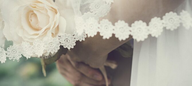 El velo de la novia y el secreto cosido en su interior: una historia de familia y verdad