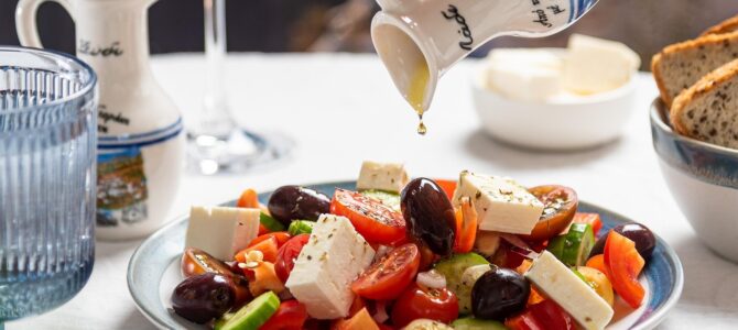 Ensalada especial de pueblo: receta tradicional con tomate y ingredientes frescos Ensalada especial de pueblo: receta tradicional con tomate y ingredientes frescos