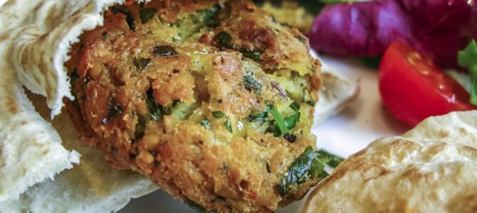 Ensalada mediterránea de garbanzos: receta saludable, ligera y fácil de preparar