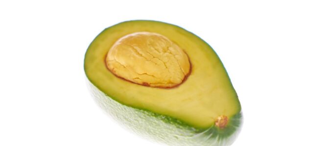 Ensalada vegana de aguacate: receta saludable ideal para incluir en una dieta equilibrada