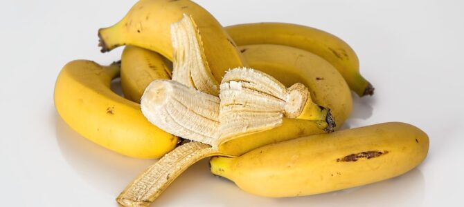 Fertilizante casero con cáscara de plátano para acelerar el crecimiento de plantas de interior