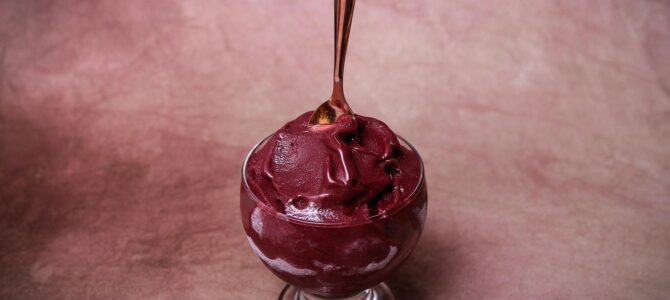 Helado casero con solo 2 ingredientes: receta saludable sin azúcar, huevos ni crema