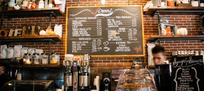 La barista silenciosa era la dueña del banco: cómo una novia humillada en un yate cerró la ejecución de la deuda de sus futuros suegros La barista silenciosa era la dueña del banco: cómo una novia humillada en un yate cerró la ejecución de la deuda de sus futuros suegros