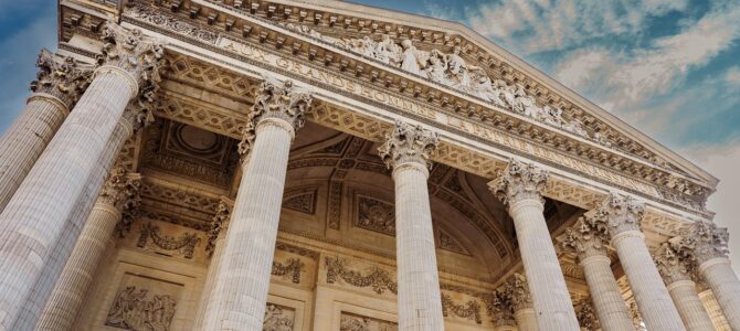 La lección inesperada en París: cuando la empleada silenciosa demostró ser la persona más valiosa del viaje