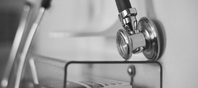 La médica que enfrentó a la esposa del CEO tras un incidente con café en el hospital