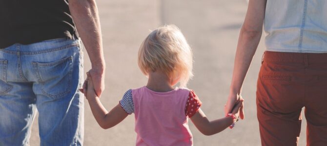 Mi hija llegó con las manos lastimadas por limpiar casas ajenas: así descubrí el verdadero rostro de mi familia