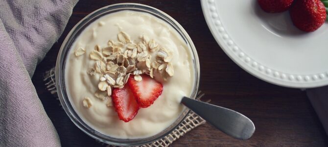 Pan de desayuno con yogur griego, cereza y vainilla sin harina y alto en proteína Pan de desayuno con yogur griego, cereza y vainilla sin harina y alto en proteína