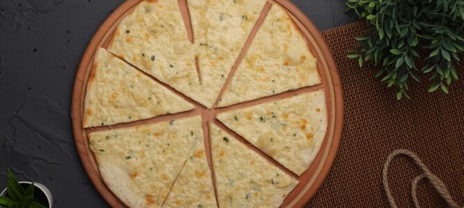 Pizza casera sin horno y sin amasar: receta con masa líquida hecha en sartén