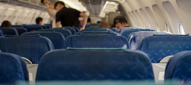 Por qué las azafatas observan a los pasajeros al abordar el avión