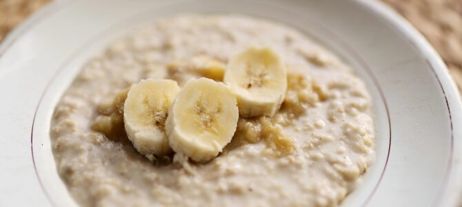 Receta saludable de avena con yogur, manzana y plátano para el desayuno Receta saludable de avena con yogur, manzana y plátano para el desayuno