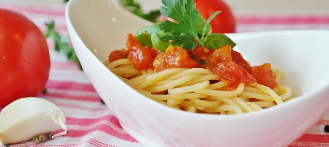 Sardinas frescas en salsa de tomate estilo mediterráneo con pimientos y hierbas