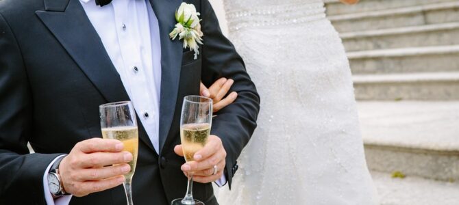 Se burlaron de su madre en el brindis de boda, pero ella era la auditora que iba a revelar el fraude familiar Se burlaron de su madre en el brindis de boda, pero ella era la auditora que iba a revelar el fraude familiar