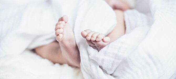 Cámara oculta revela el maltrato de una abuela hacia su nuera recién parida Cámara oculta revela el maltrato de una abuela hacia su nuera recién parida